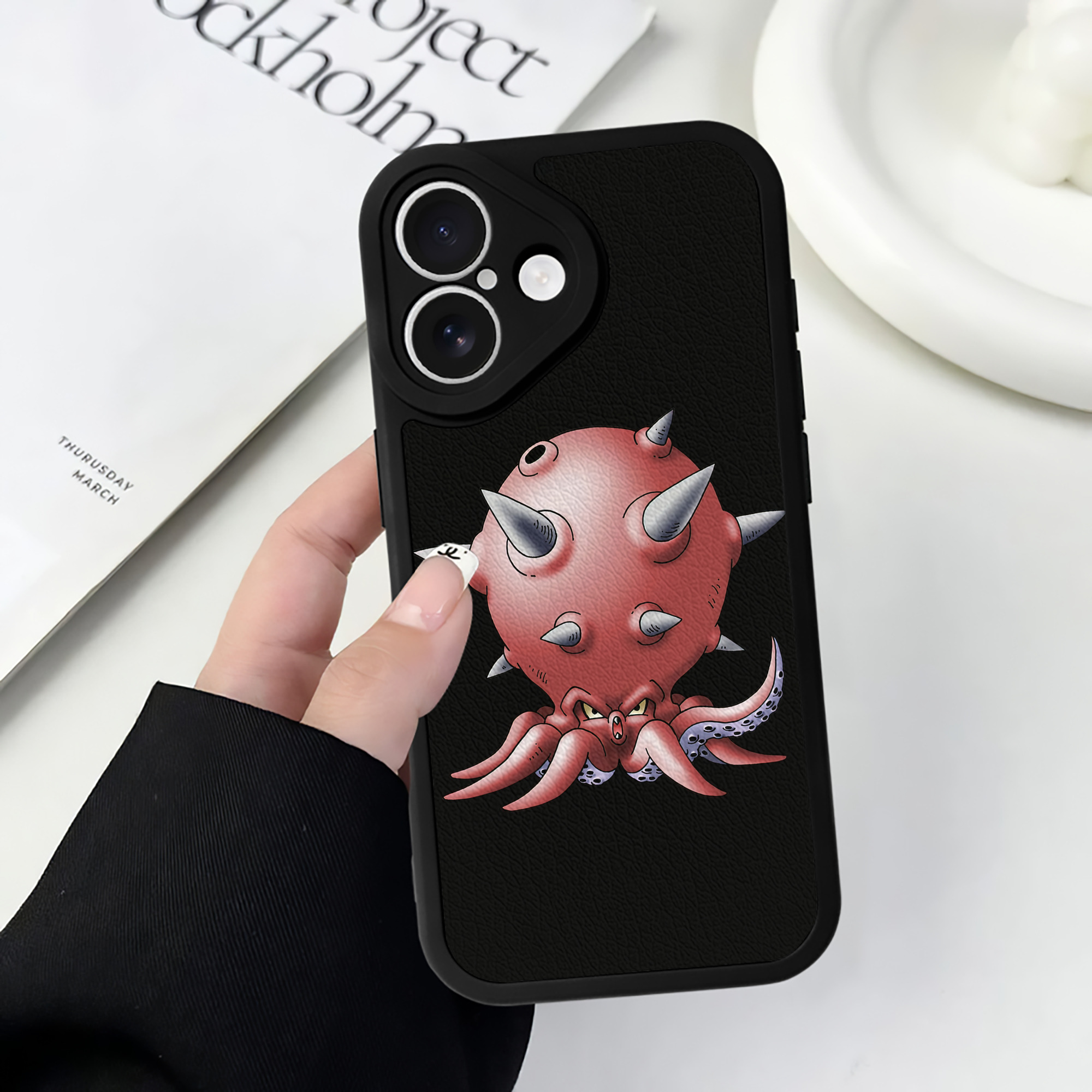 （画像用） ドラゴンクエスト Doragon Kuesuto Dragon Quest 【iPhone 16シリーズ対応】シリコンスマホケース（レザー調） 材質：シリコン